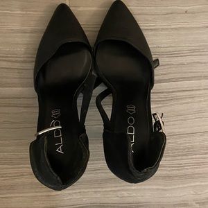 Black heels size 7.